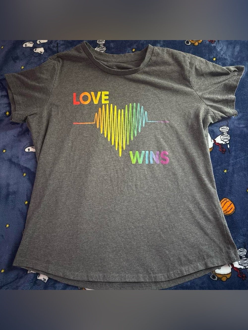 'Love Wins' Rainbow Heart grey Graphic Tee